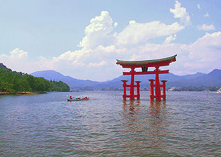 [Itsukushima torii distance.jpg]